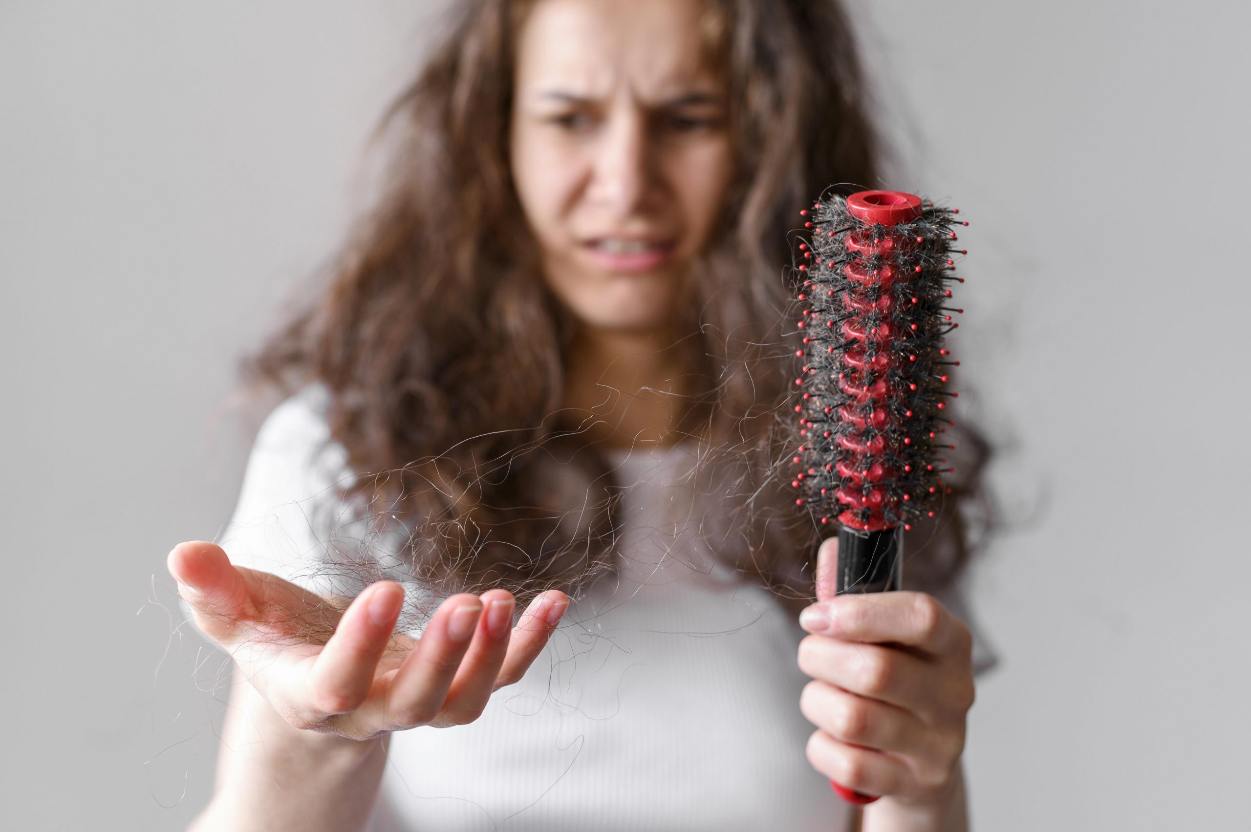  Hair thinning: symptoms, causes and the way to address it
